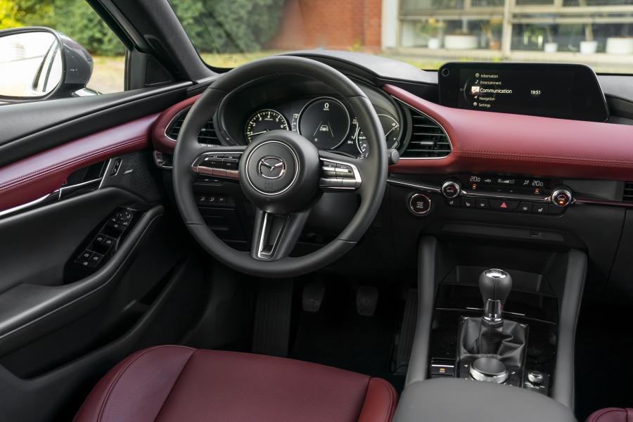 Торпедо Mazda3 Skyactiv-X Hatchback (BP) 2019 года  (WW) (фото 30 из 34)